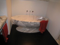 Fabrication d'une baignoire d'exception dans un bloc de marbre blanc Calacatta.